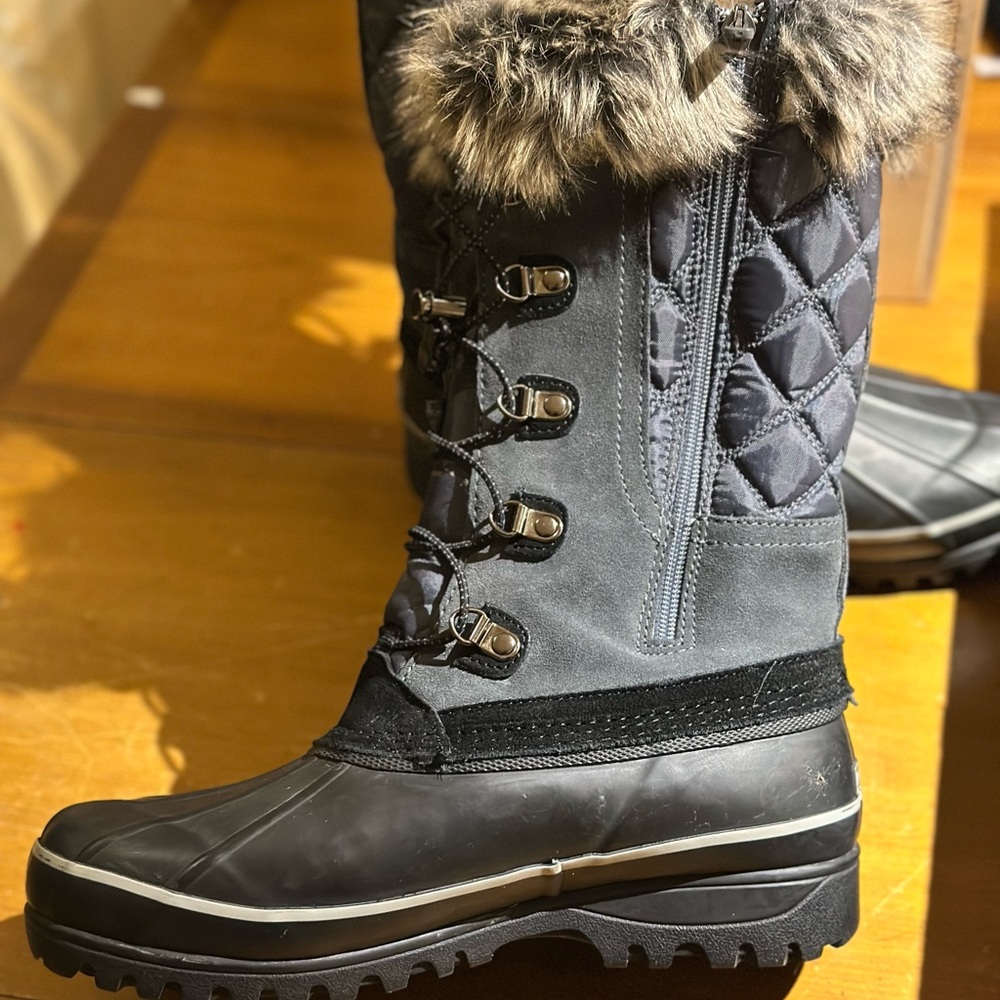 Lands End Women’s 50346 Squall Snow Pack Boots Calf Bungee. Black/gray.